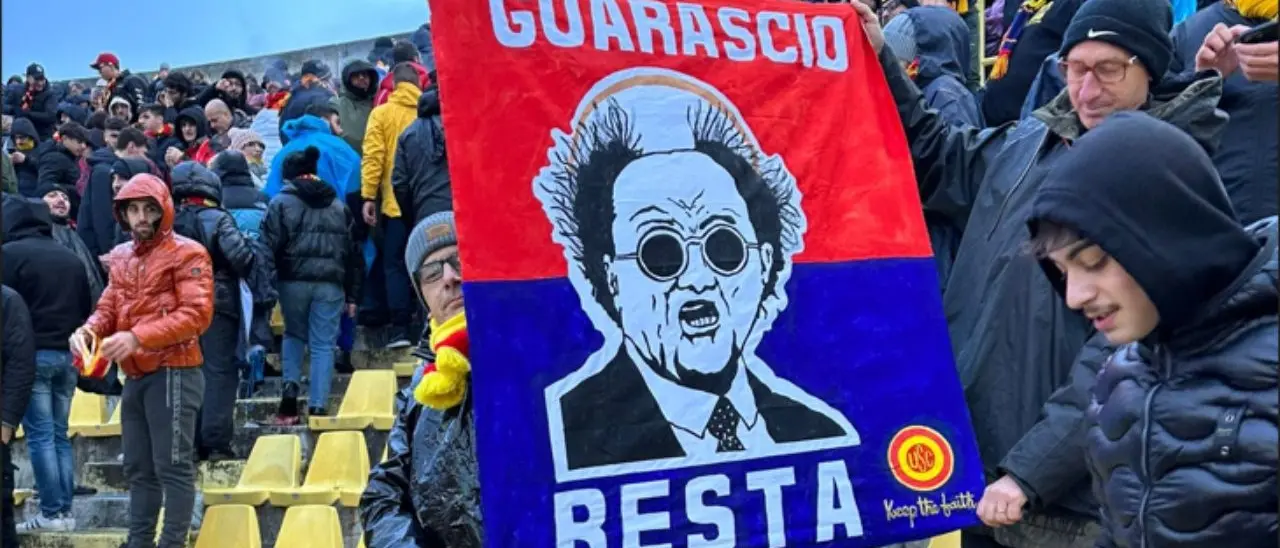 «Guarascio resta»: il curioso invito dei tifosi del Catanzaro al presidente del Cosenza