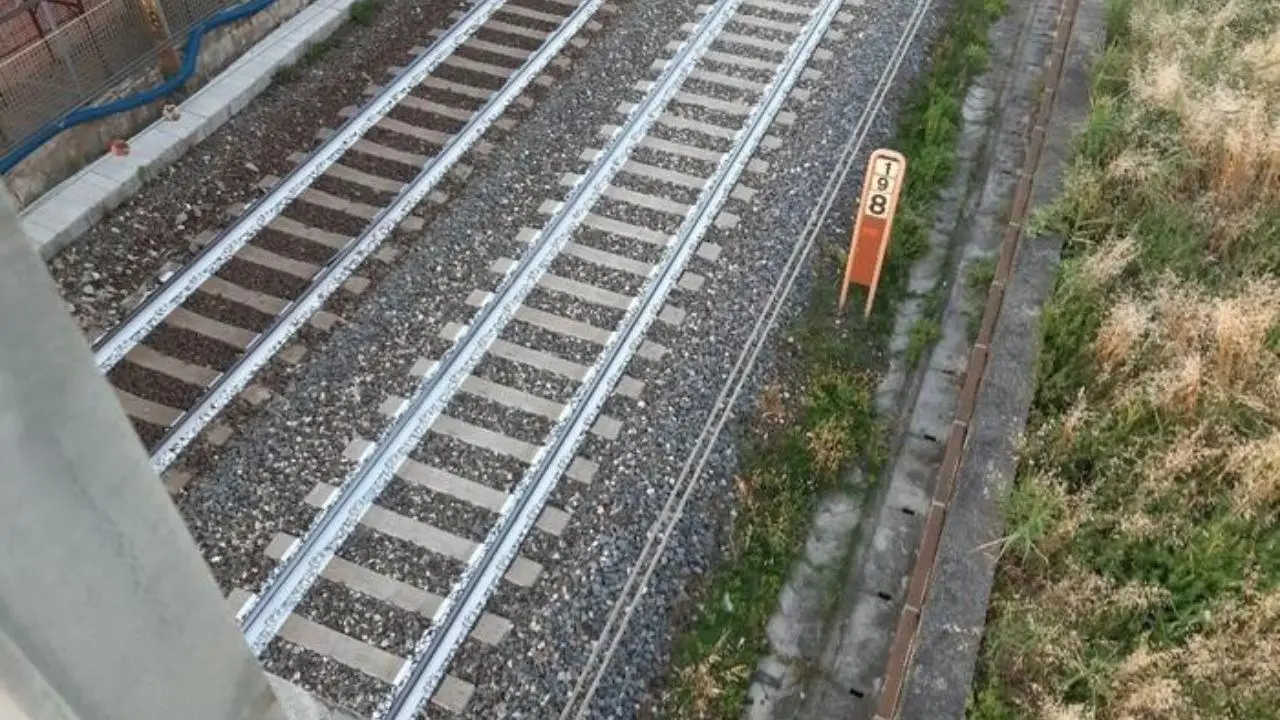 Tragedia nel Bresciano, travolto da un treno mentre tenta di attraversare i binari: morto 15enne