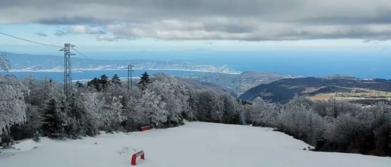 Sciare con vista mare in Calabria: a Gambarie riaprono gli impianti