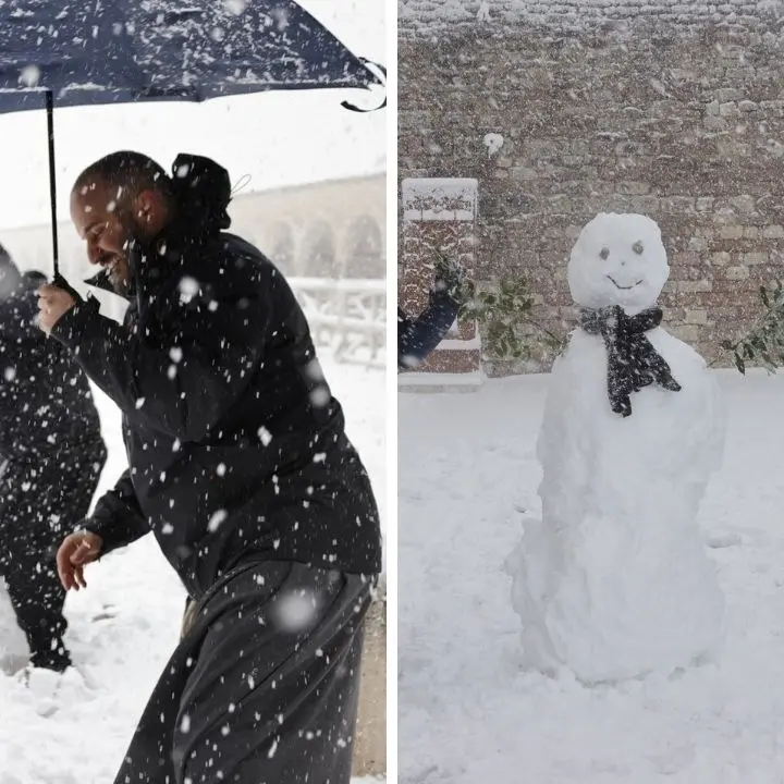 Assisi si sveglia imbiancata e i frati giocano a palle di neve davanti alla Basilica di San Francesco: il video