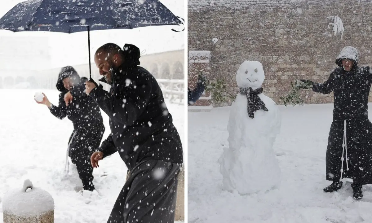 Assisi si sveglia imbiancata e i frati giocano a palle di neve davanti alla Basilica di San Francesco: il video