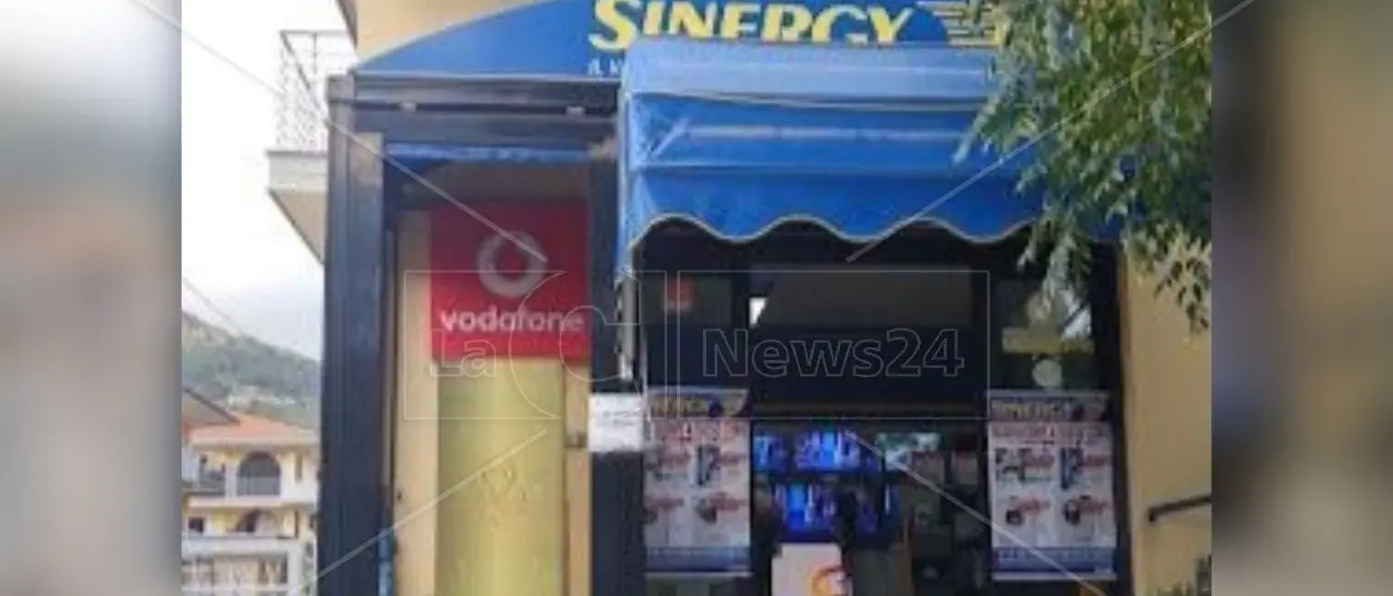 Guardia Piemontese, una bottiglia di benzina e un proiettile trovati davanti a un negozio: indagini in corso