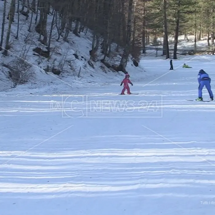 A Lorica si torna a sciare: dopo i lavori di messa in sicurezza riaprono le piste