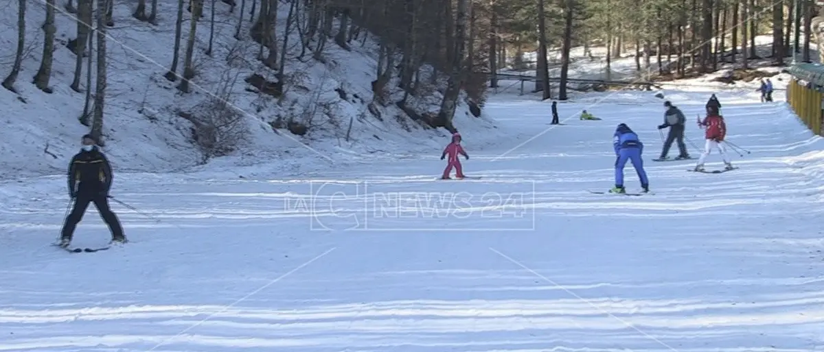 A Lorica si torna a sciare: dopo i lavori di messa in sicurezza riaprono le piste