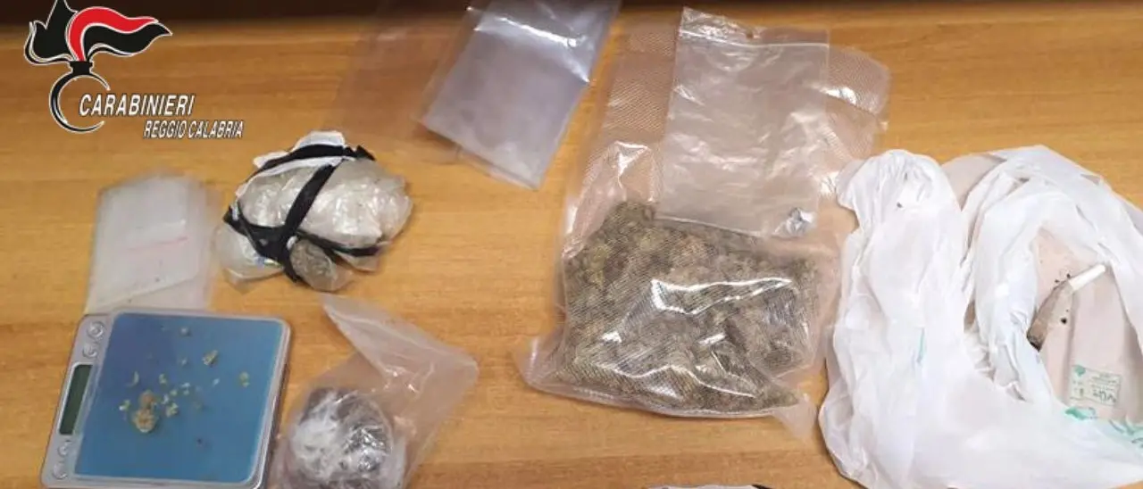 Nello zaino 80 grammi di marijuana, hashish e un coltello: arrestato 30enne a Reggio Calabria