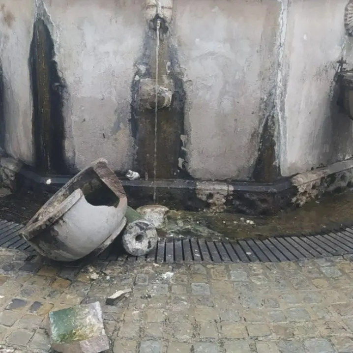 Cassano, ignoti distruggono una vasca della storica Fontana dell’acqua solfurea