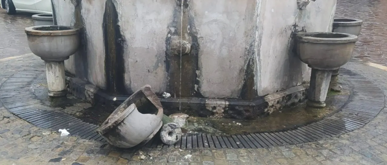 Cassano, ignoti distruggono una vasca della storica Fontana dell’acqua solfurea