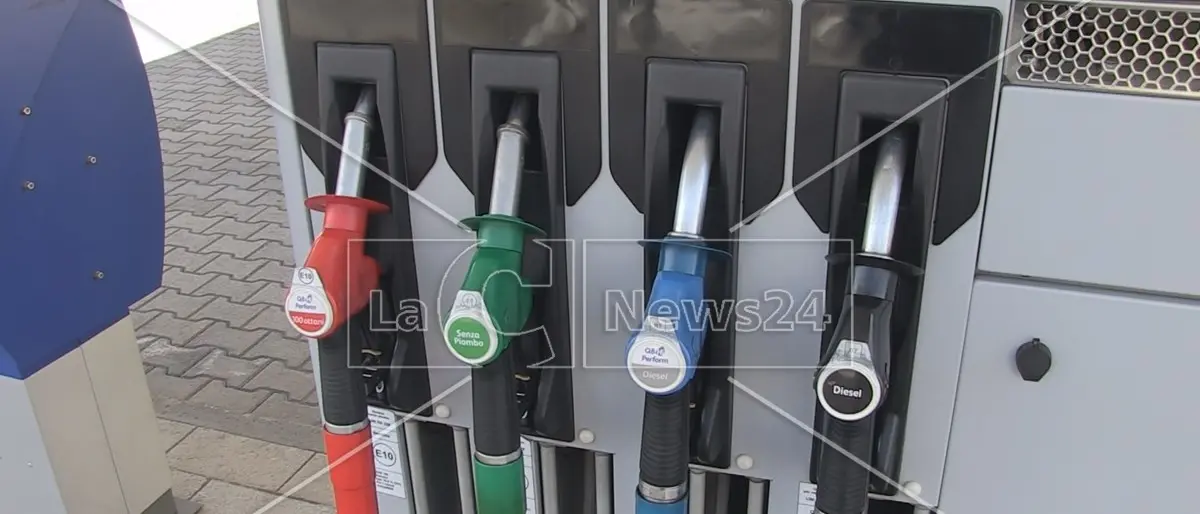 Sciopero dei benzinai, revocato il secondo giorno: «Lo facciamo per gli automobilisti non certo per il governo»