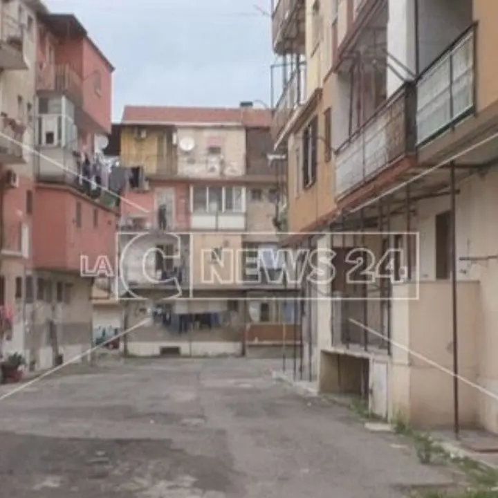 Crotone, controlli a tappeto nel quartiere Fondo Gesù: sequestrato oltre un chilo di droga e deferite 2 persone