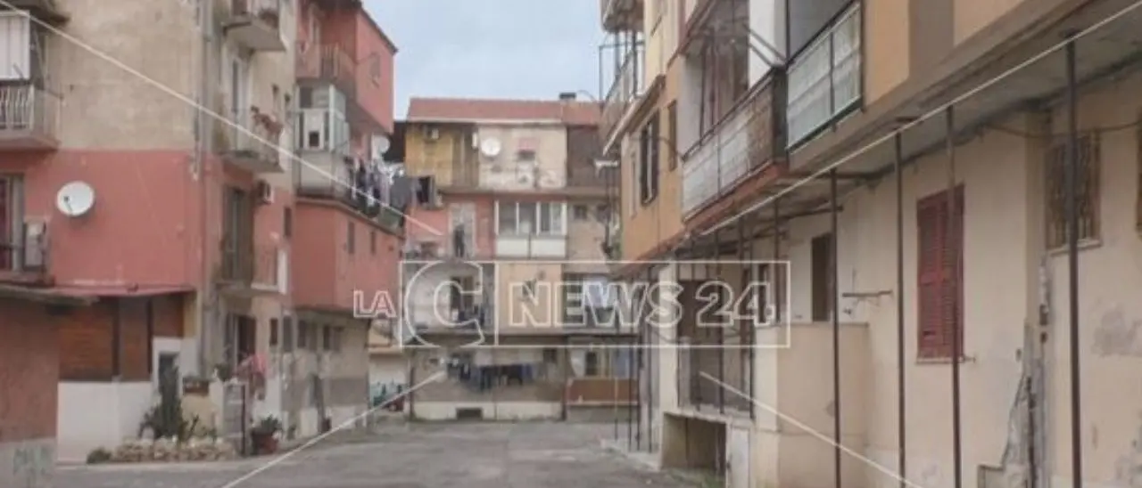 Crotone, controlli a tappeto nel quartiere Fondo Gesù: sequestrato oltre un chilo di droga e deferite 2 persone