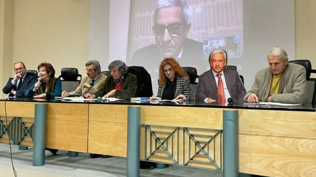 I giudici gli impediscono di partecipare al convegno e Manna manda il suo… cartonato