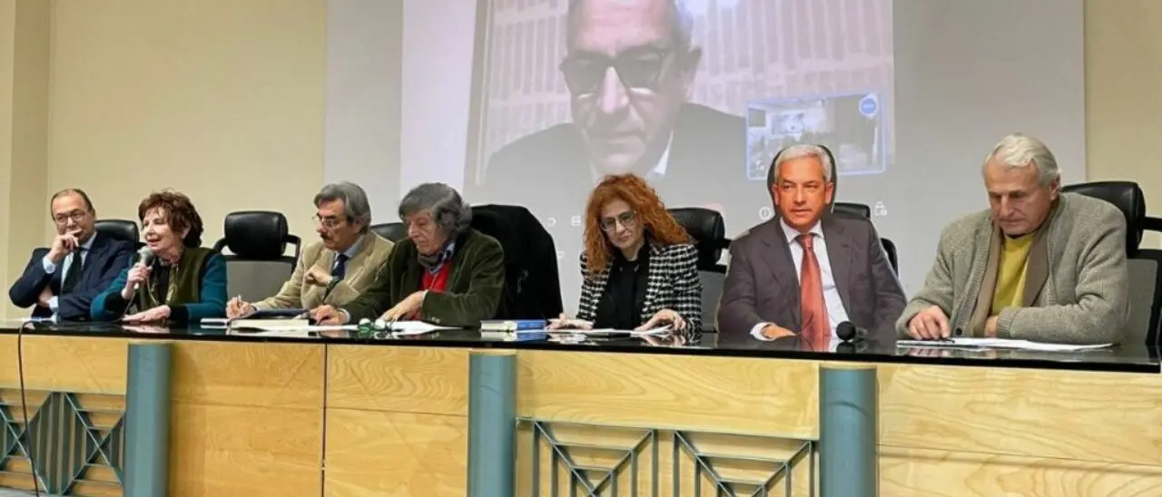 I giudici gli impediscono di partecipare al convegno e Manna manda il suo… cartonato