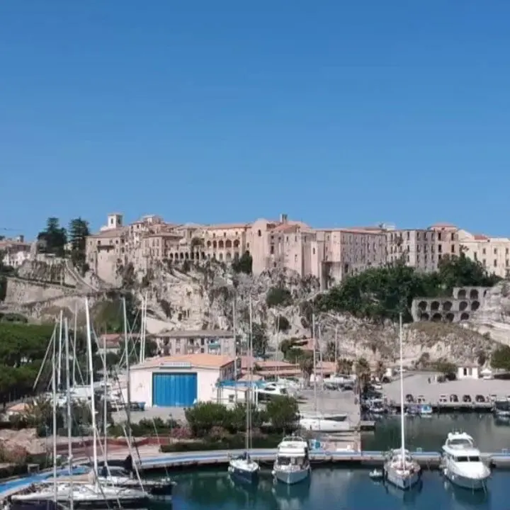 Il porto di Tropea sotto scacco del clan, l’amministratore prima paga l’estorsione e poi denuncia: le intercettazioni