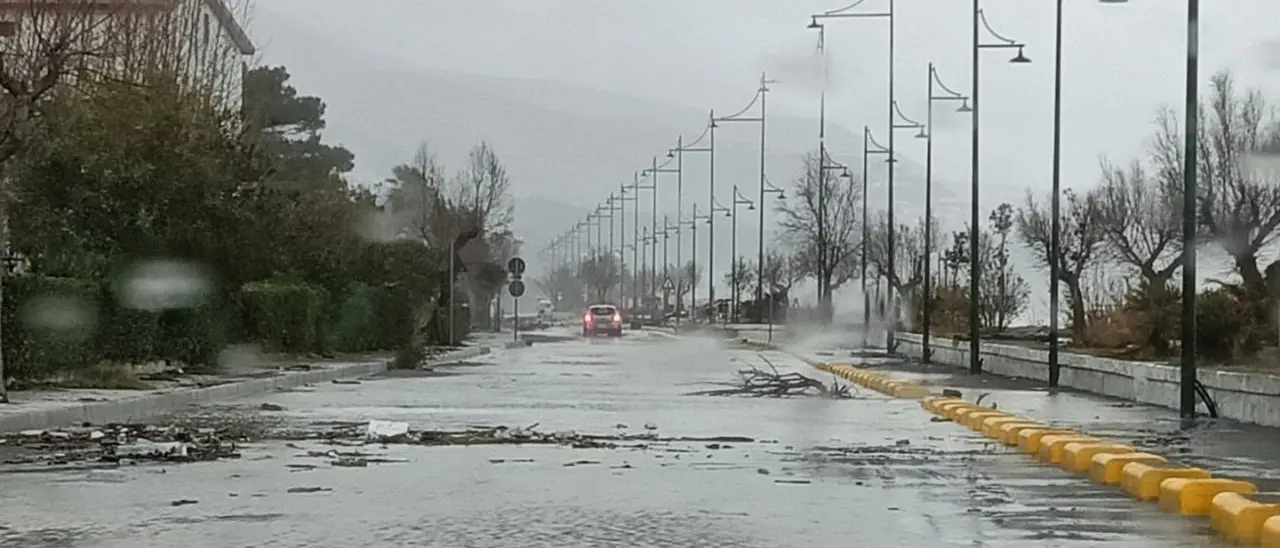 Erosione costiera, i sindaci del Tirreno cosentino a Occhiuto: «Basta lavori tampone, serve intervenire»