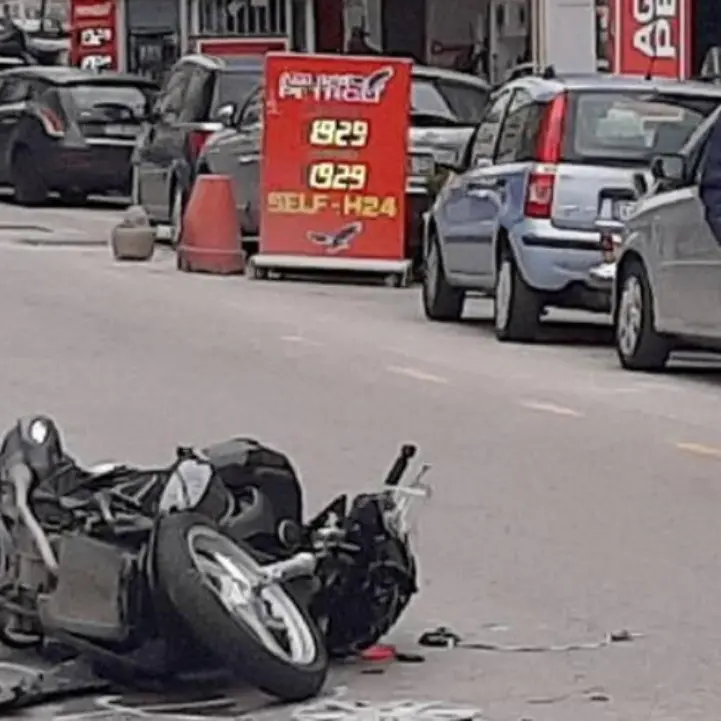 Diciottenne non si ferma al posto di blocco e travolge un carabiniere: entrambi finiscono in ospedale