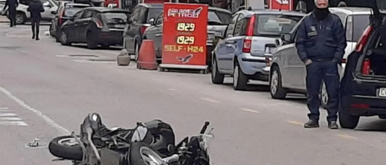 Diciottenne non si ferma al posto di blocco e travolge un carabiniere: entrambi finiscono in ospedale