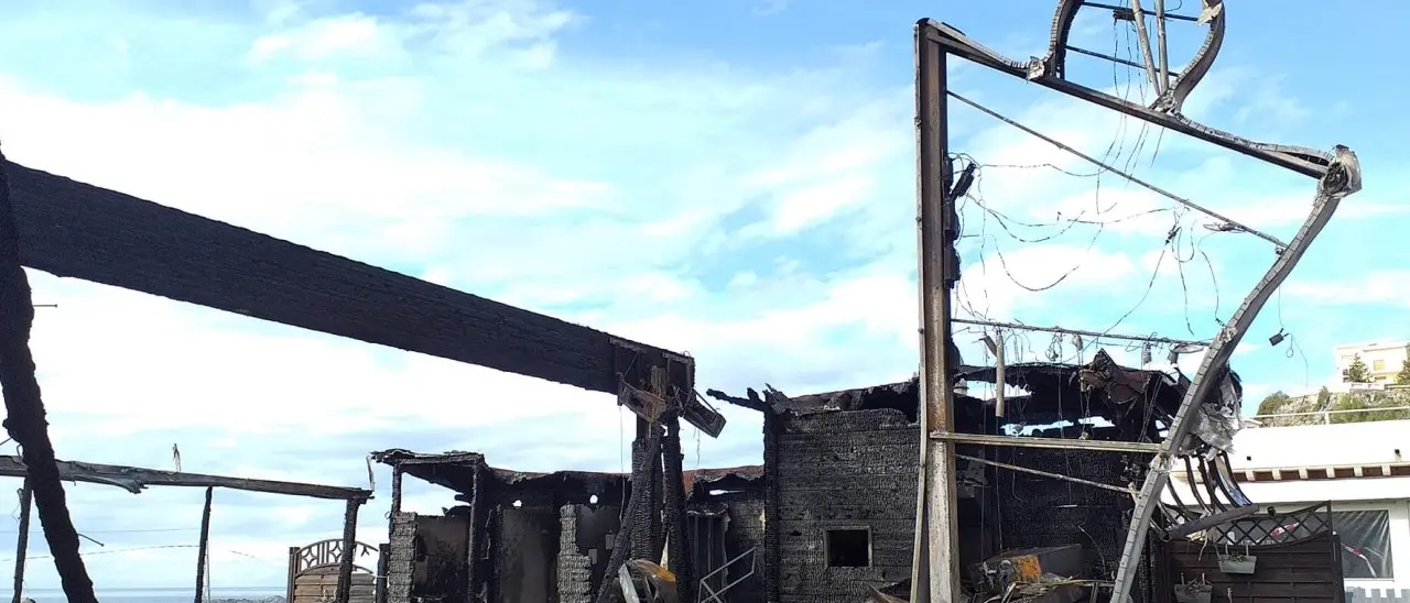 Scalea, locale sul lungomare distrutto dalle fiamme: domani giovani in corteo contro la criminalità