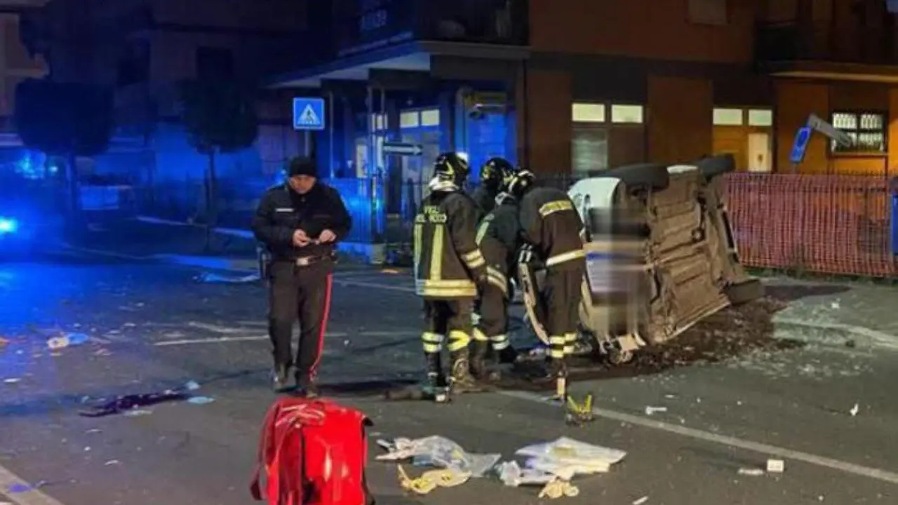 Drammatico incidente alle porte di Roma, si ribalta auto con sei giovani a bordo: cinque morti