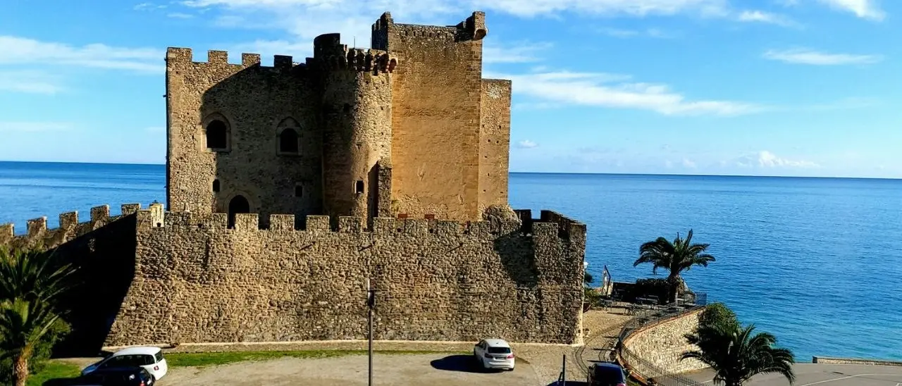 Il Castello di Roseto Capo Spulico, un luogo sacro che fece innamorare anche Federico II di Svevia