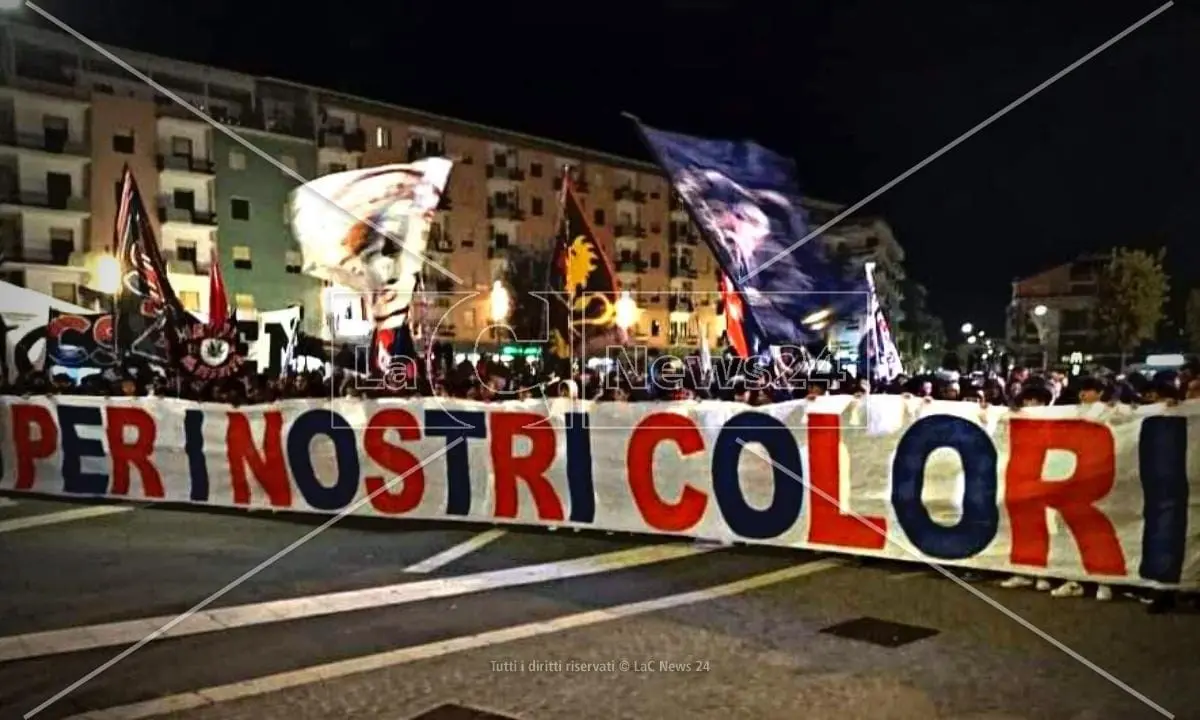 Cosenza, stasera il grande corteo dei tifosi rossoblù. Attese risposte anche dalla politica\n
