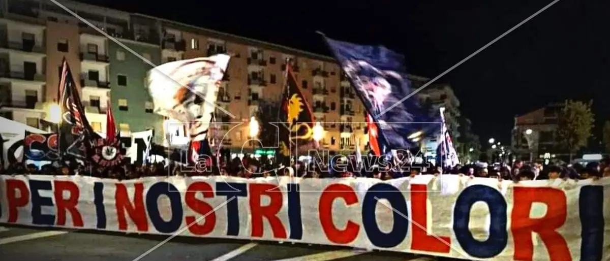 Cosenza, stasera il grande corteo dei tifosi rossoblù. Attese risposte anche dalla politica\n