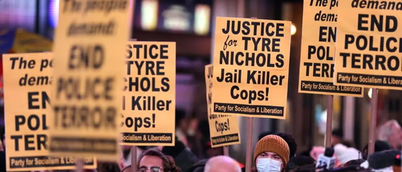 Usa, afroamericano pestato a morte da agenti: diffuso un video shock, scoppia la protesta