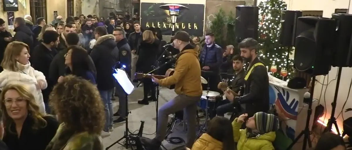 Crotone, stretta alla movida in centro storico: il sindaco Voce vieta la musica all’aperto dopo le 23