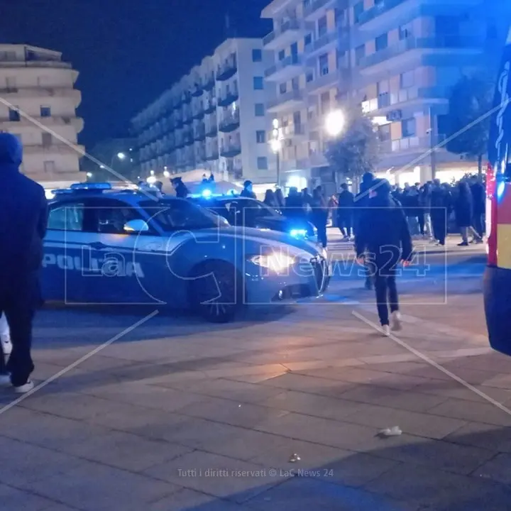Cosenza, maxi rissa in Piazza Bilotti: un ragazzo avrebbe perso conoscenza per i colpi ricevuti