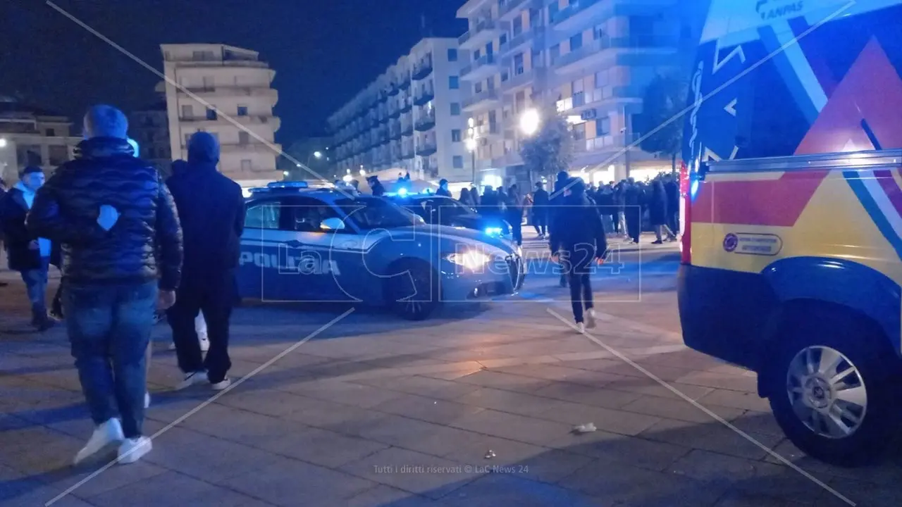 Cosenza, maxi rissa in Piazza Bilotti: un ragazzo avrebbe perso conoscenza per i colpi ricevuti