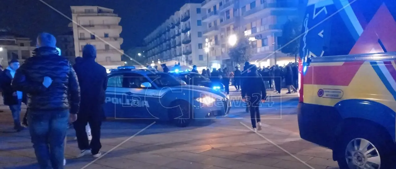 Cosenza, maxi rissa in Piazza Bilotti: un ragazzo avrebbe perso conoscenza per i colpi ricevuti