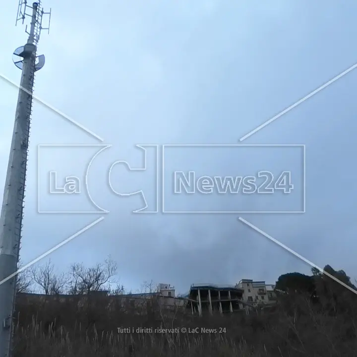 Acquappesa, la stazione radio base spaventa i cittadini: «Minacciati dalle onde elettromagnetiche»