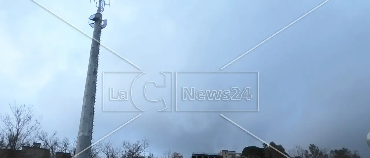 Acquappesa, la stazione radio base spaventa i cittadini: «Minacciati dalle onde elettromagnetiche»
