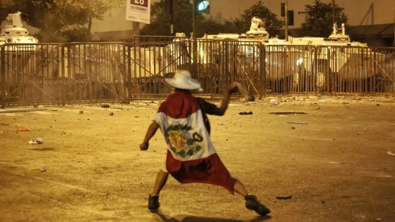 Perù, scontri a Lima tra polizia e manifestanti che chiedono l’anticipo delle elezioni: «Vogliamo dignità»