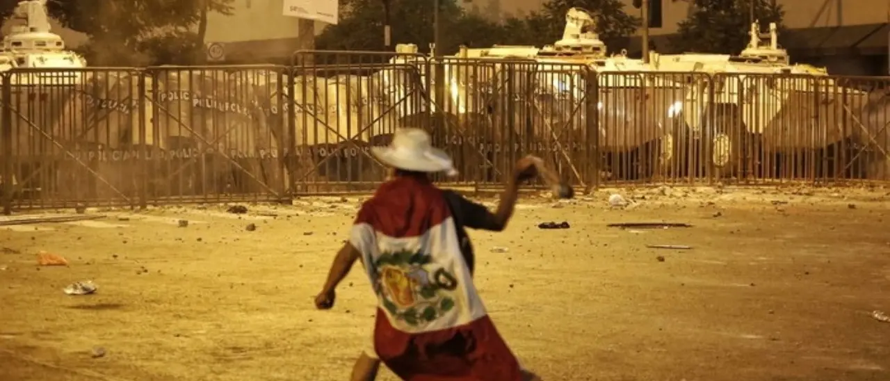 Perù, scontri a Lima tra polizia e manifestanti che chiedono l’anticipo delle elezioni: «Vogliamo dignità»