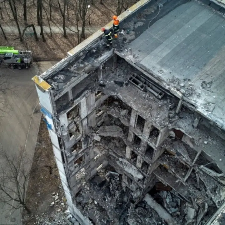 Ucraina, missili russi piovono su un condominio: almeno un morto a Kharkiv