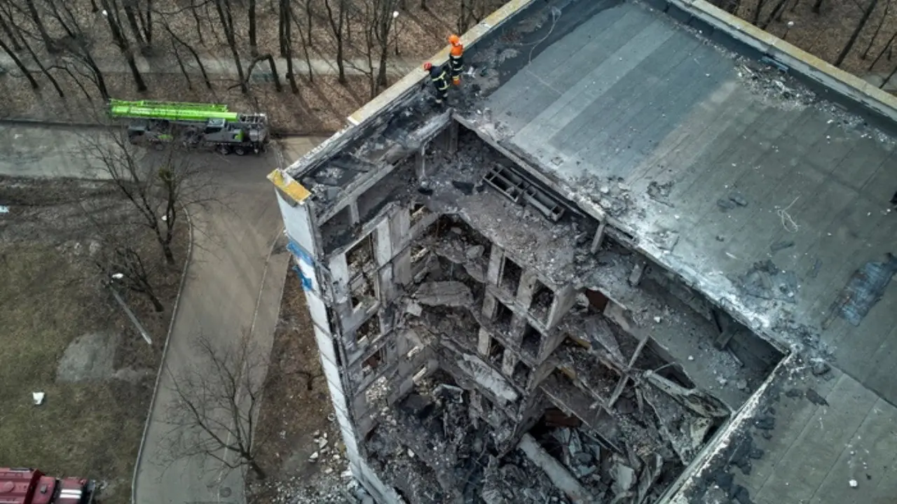 Ucraina, missili russi piovono su un condominio: almeno un morto a Kharkiv