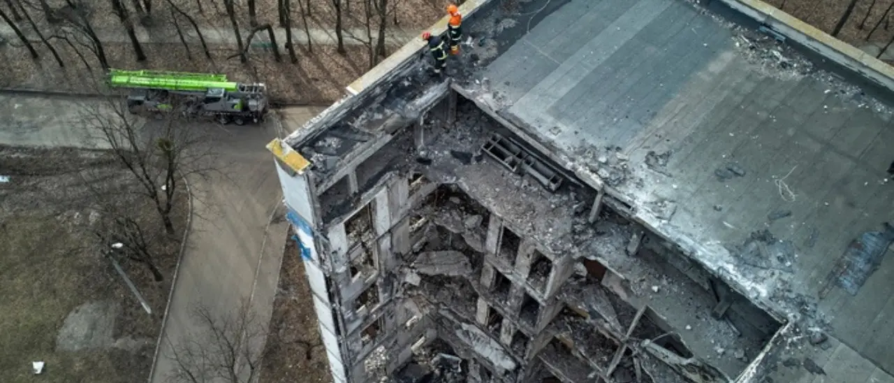 Ucraina, missili russi piovono su un condominio: almeno un morto a Kharkiv