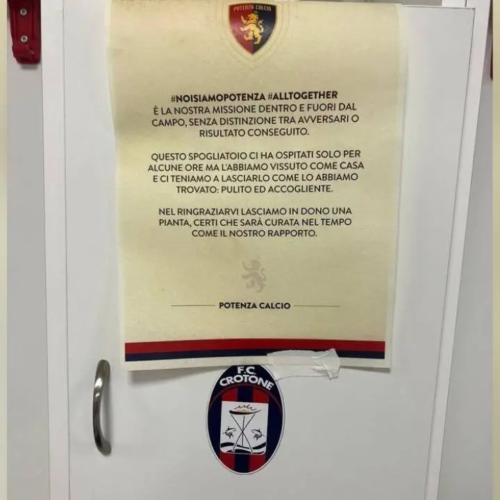 Crotone-Potenza, la squadra lucana pulisce lo spogliatoio dopo la partita e lascia in dono una pianta