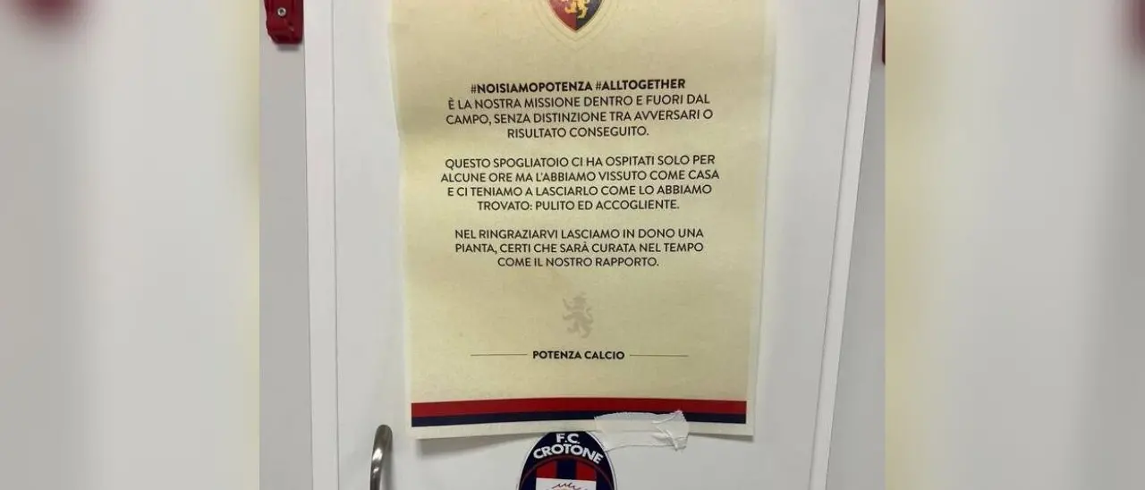 Crotone-Potenza, la squadra lucana pulisce lo spogliatoio dopo la partita e lascia in dono una pianta