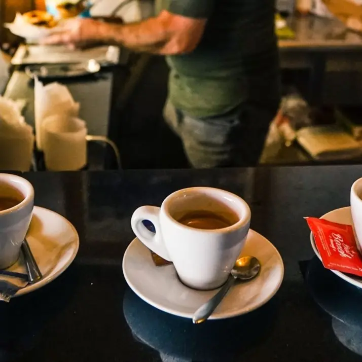 ’Na tazzulella ‘e cafè… da Napoli a Reggio Calabria e non solo: viaggio nei (migliori) bar della Penisola
