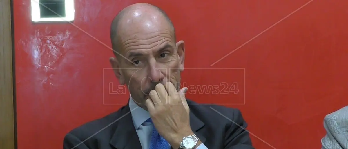 Resta in Calabria Giuseppe Profiti: «È incompatibile con la direzione generale del San Martino di Genova»