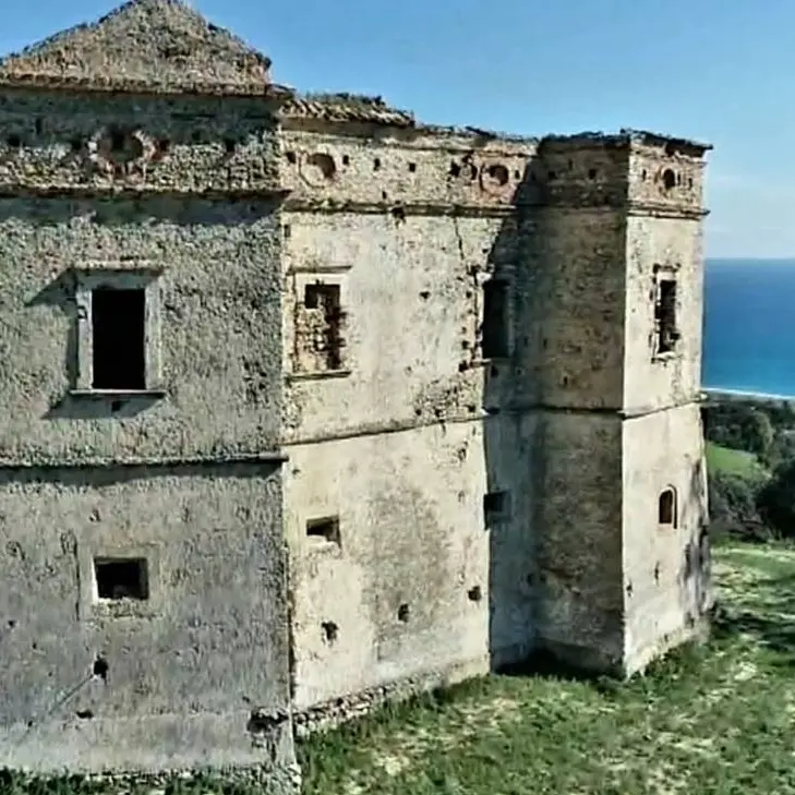 Campagna, mare, montagna: fotografia e poesia del Castello di San Fili a Stignano