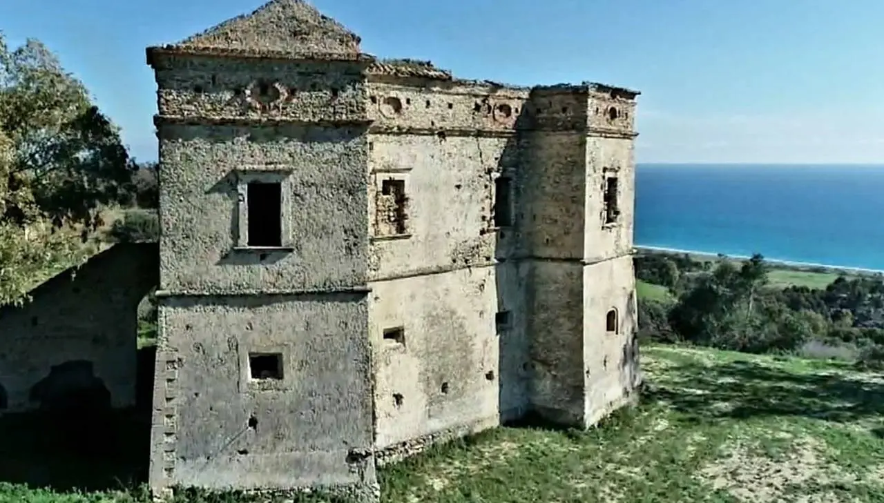 Campagna, mare, montagna: fotografia e poesia del Castello di San Fili a Stignano