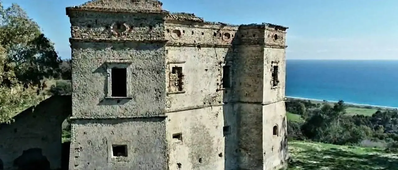 Campagna, mare, montagna: fotografia e poesia del Castello di San Fili a Stignano