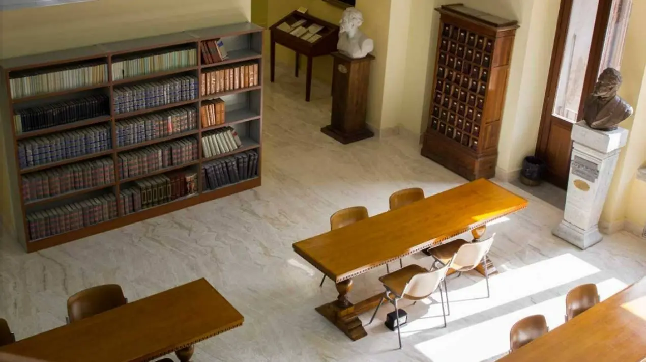 Cosenza, al via una raccolta fondi per la riapertura della storica biblioteca civica