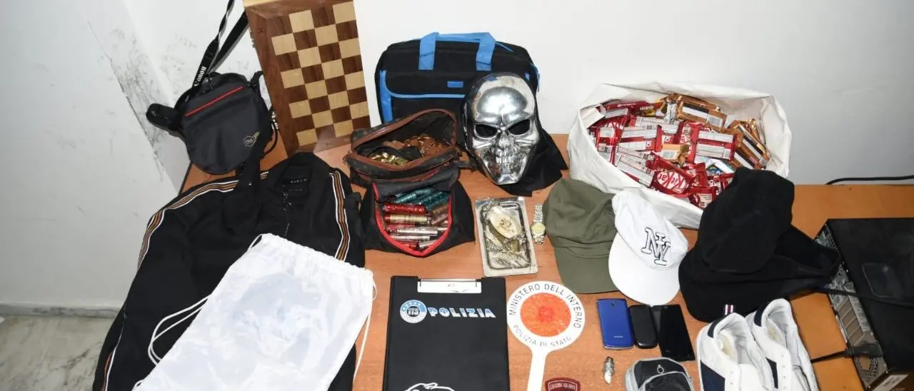 Furti in edifici scolastici e negozi del reggino, la Polizia ha individuato il presunto responsabile