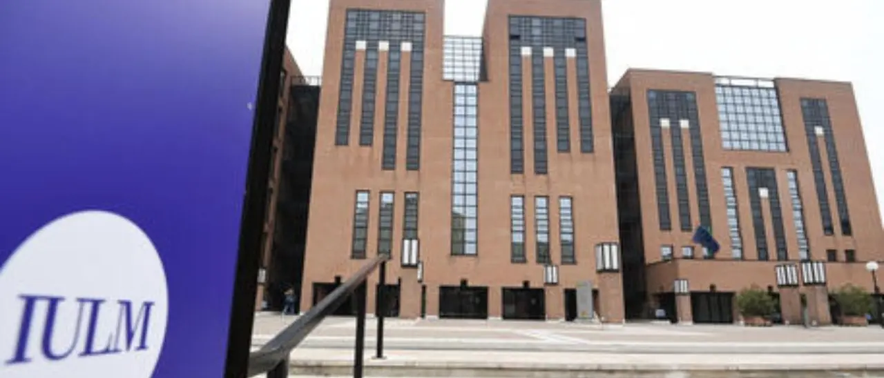 Studentessa trovata morta con una sciarpa stretta intorno al collo: mistero all’università Iulm di Milano