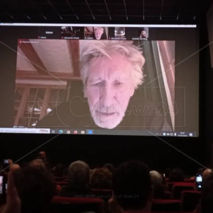 «Combattiamo per i nostri diritti o ci distruggeranno», Roger Waters in prima linea per l’ospedale di Cariati