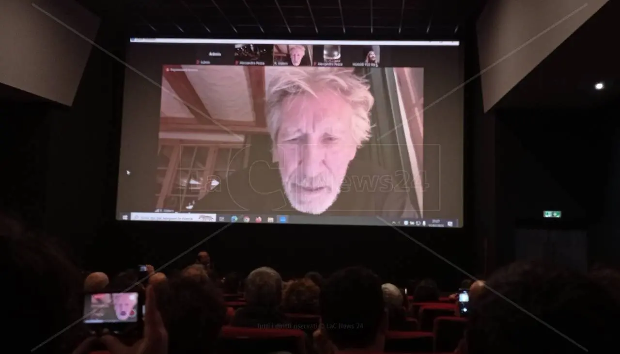 «Combattiamo per i nostri diritti o ci distruggeranno», Roger Waters in prima linea per l’ospedale di Cariati