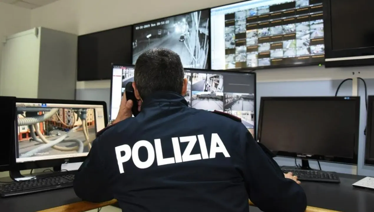 Strapparono la borsa ad un’anziana procurandole danni, denunciati 2 giovani